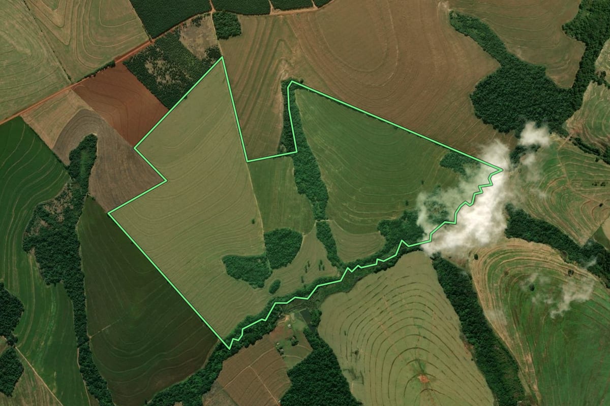 Imagem de satélite do imóvel rural em Tuneiras do Oeste (PR), com o contorno declarado no CAR desenhado por cima.