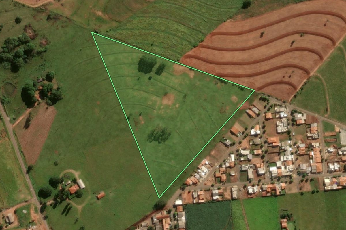 Imagem de satélite do imóvel rural em Tuneiras do Oeste (PR), com o contorno declarado no CAR desenhado por cima.