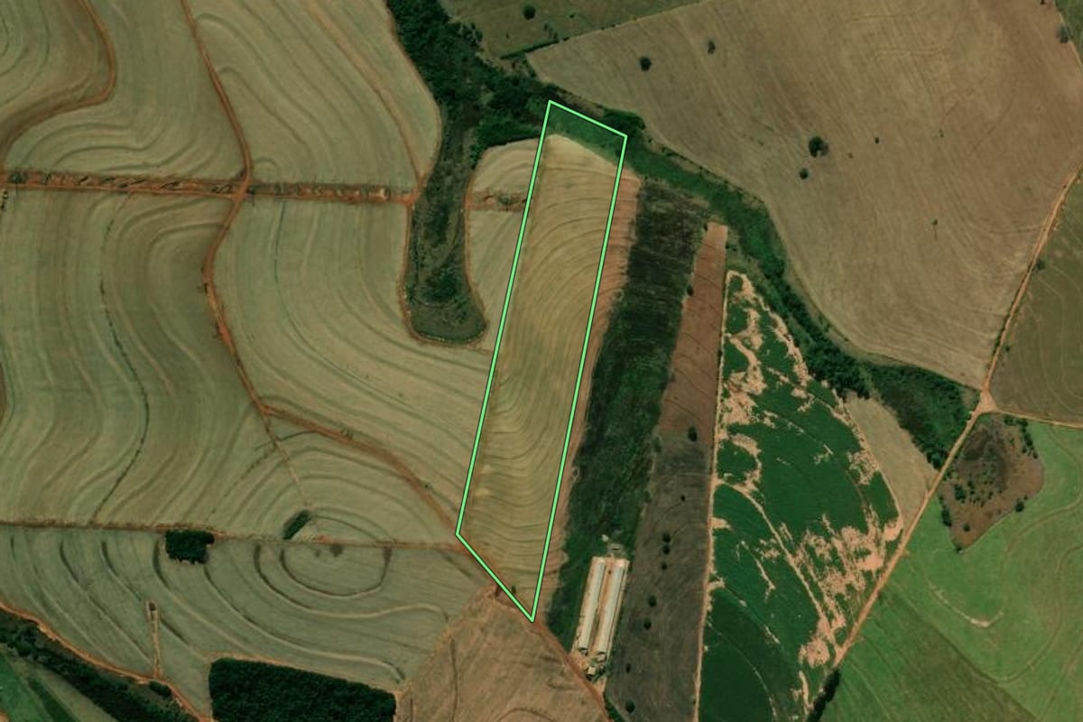 Imagem de satélite do imóvel rural em Tuneiras do Oeste (PR), com o contorno declarado no CAR desenhado por cima.