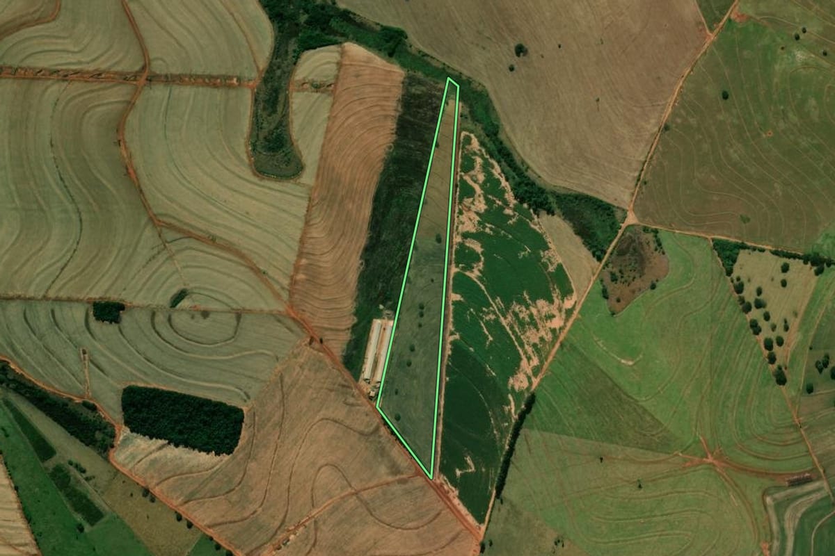 Imagem de satélite do imóvel rural em Tuneiras do Oeste (PR), com o contorno declarado no CAR desenhado por cima.