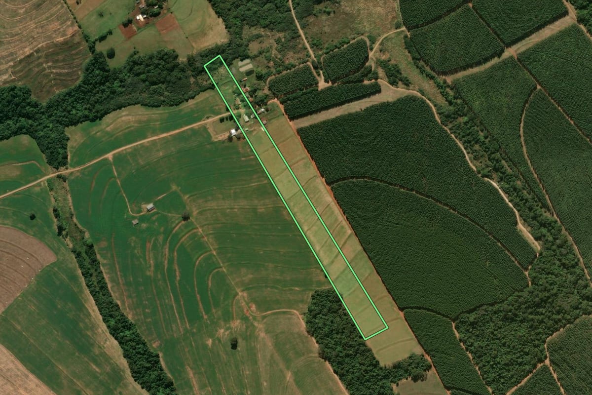 Imagem de satélite do imóvel rural em Tuneiras do Oeste (PR), com o contorno declarado no CAR desenhado por cima.