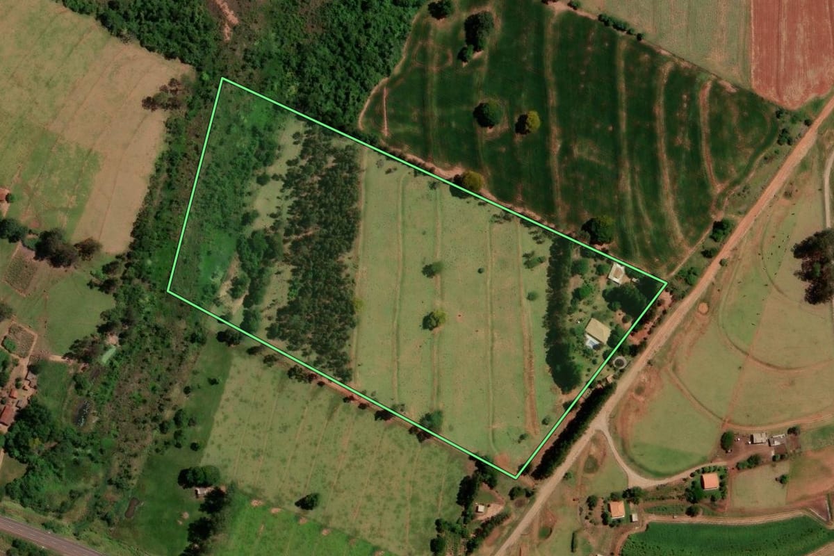 Imagem de satélite do imóvel rural em Tuneiras do Oeste (PR), com o contorno declarado no CAR desenhado por cima.