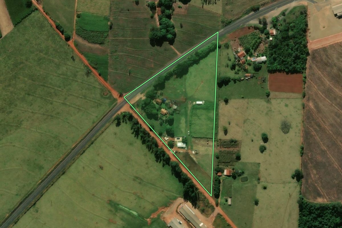 Imagem de satélite do imóvel rural em Tuneiras do Oeste (PR), com o contorno declarado no CAR desenhado por cima.