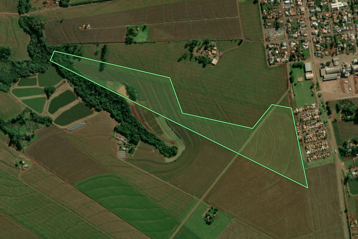 Imagem de satélite do imóvel rural em Tupãssi (PR), com o contorno declarado no CAR desenhado por cima.
