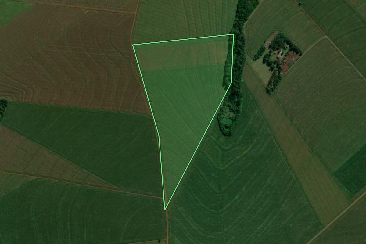 Imagem de satélite do imóvel rural em Tupãssi (PR), com o contorno declarado no CAR desenhado por cima.