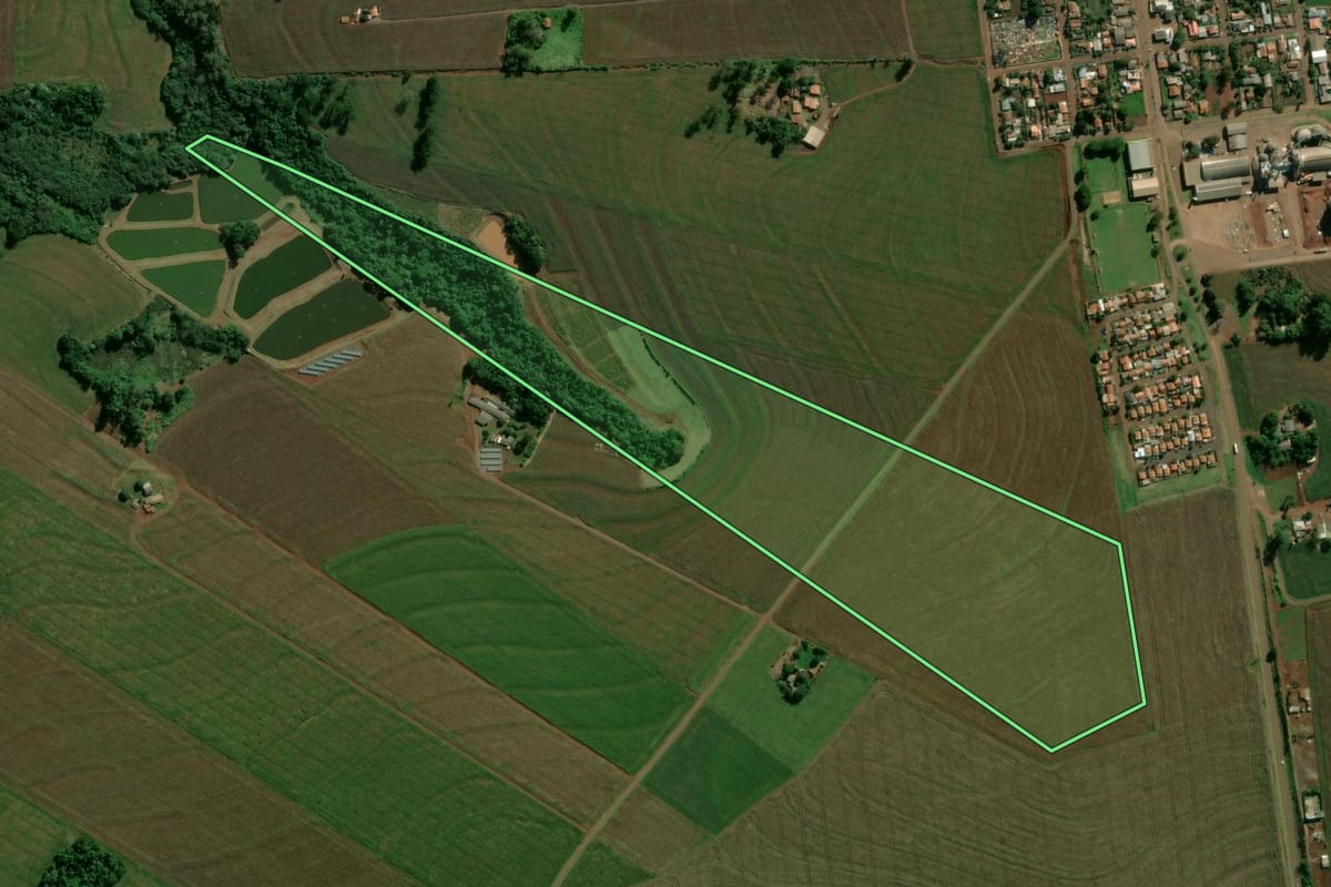 Imagem de satélite do imóvel rural em Tupãssi (PR), com o contorno declarado no CAR desenhado por cima.