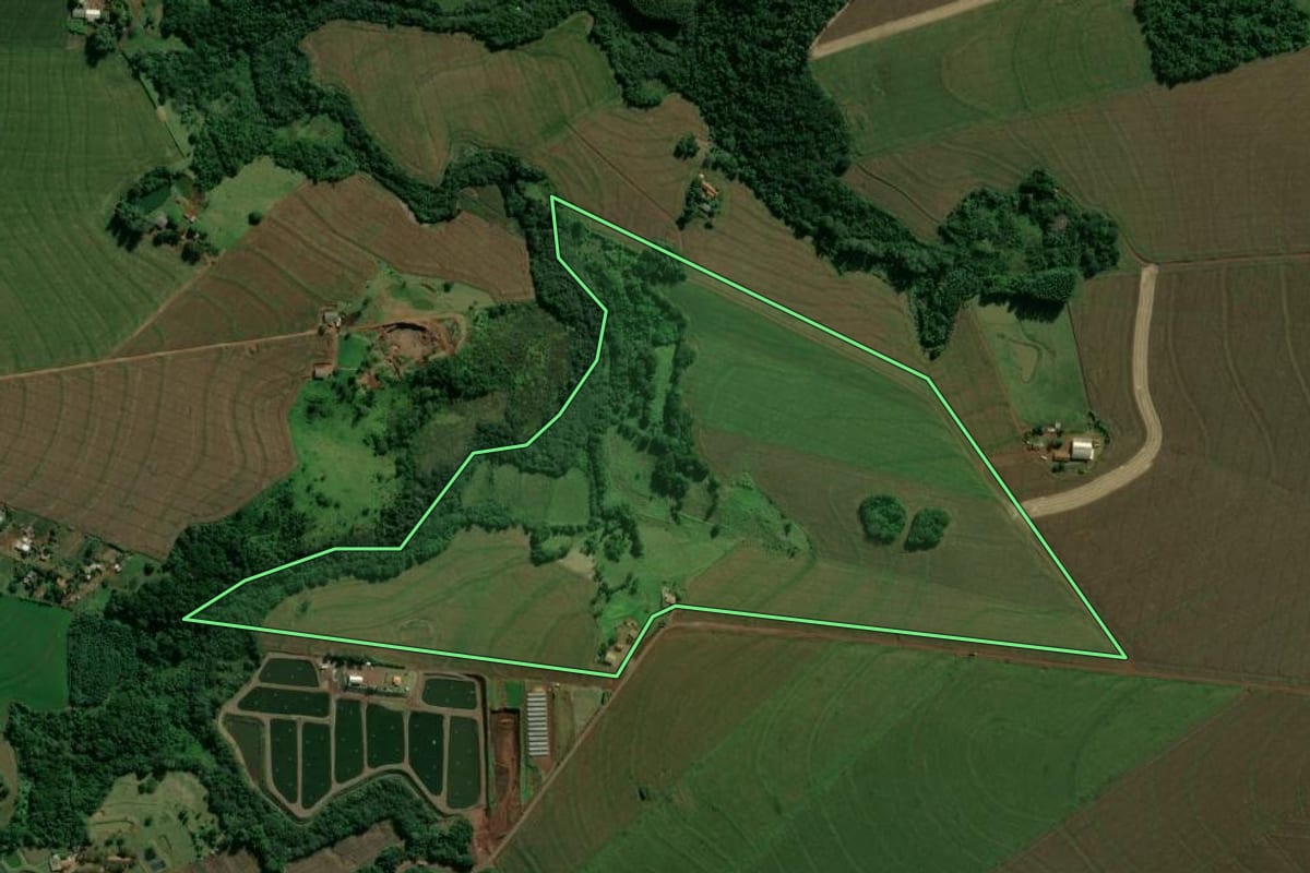Imagem de satélite do imóvel rural em Tupãssi (PR), com o contorno declarado no CAR desenhado por cima.