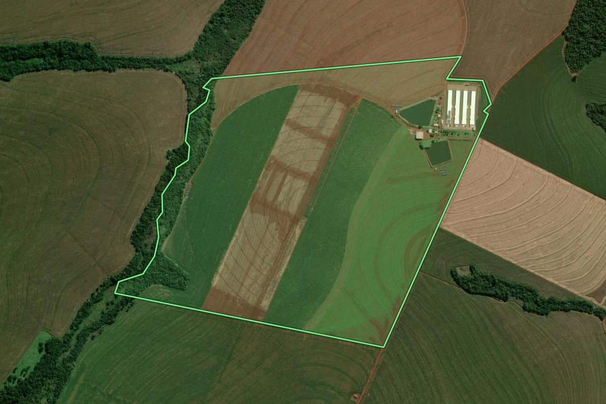 Imagem de satélite do imóvel rural em Tupãssi (PR), com o contorno declarado no CAR desenhado por cima.