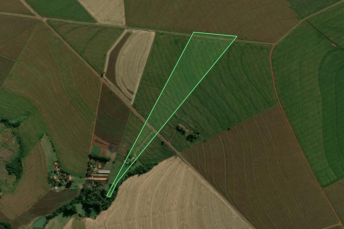 Imagem de satélite do imóvel rural em Tupãssi (PR), com o contorno declarado no CAR desenhado por cima.