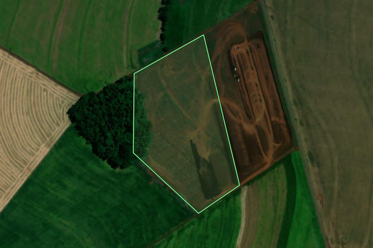 Imagem de satélite do imóvel rural em Tupãssi (PR), com o contorno declarado no CAR desenhado por cima.