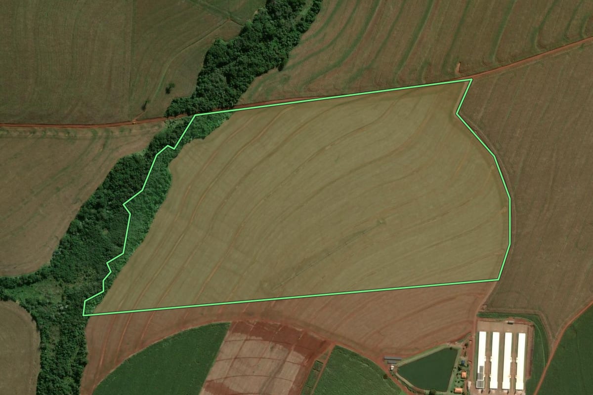 Imagem de satélite do imóvel rural em Tupãssi (PR), com o contorno declarado no CAR desenhado por cima.