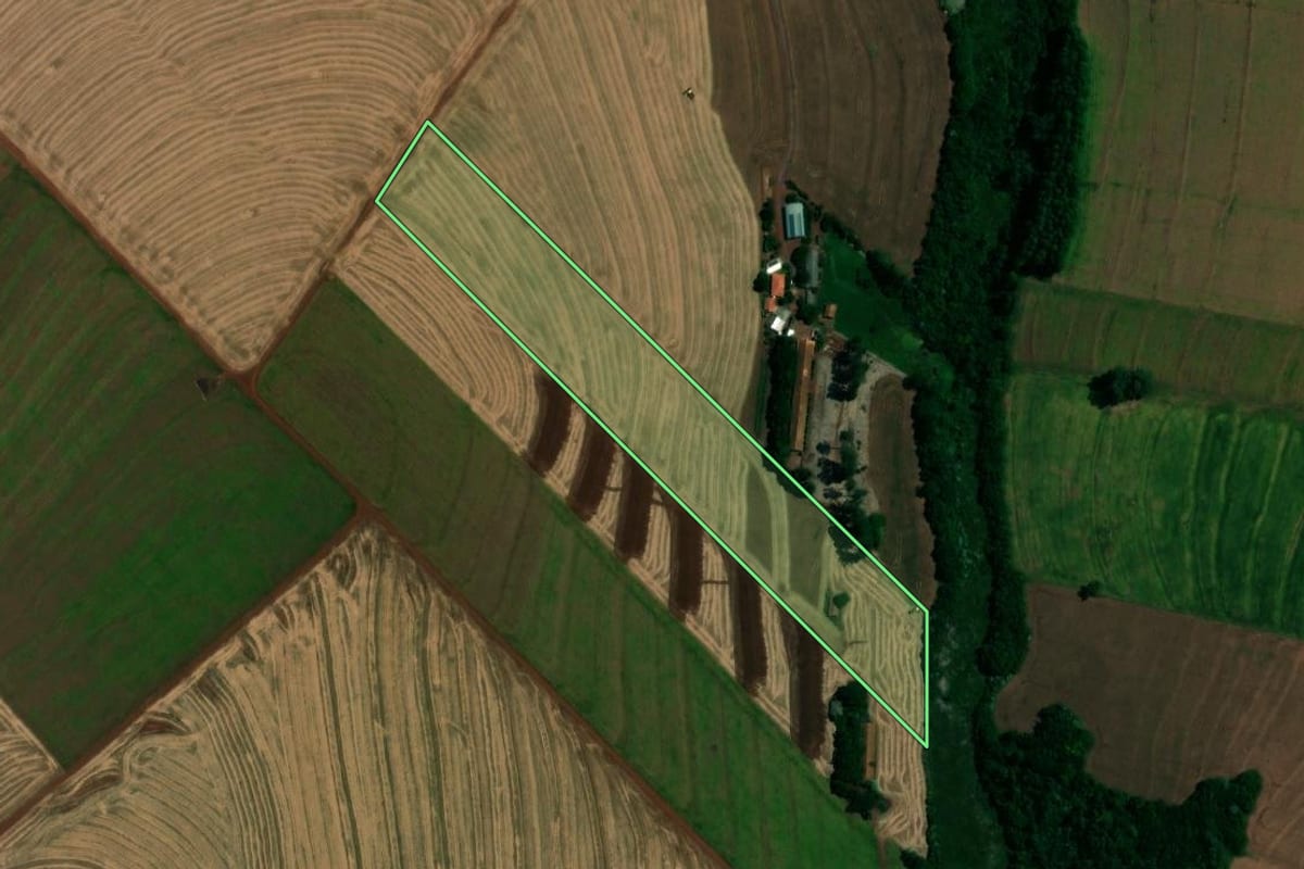 Imagem de satélite do imóvel rural em Tupãssi (PR), com o contorno declarado no CAR desenhado por cima.