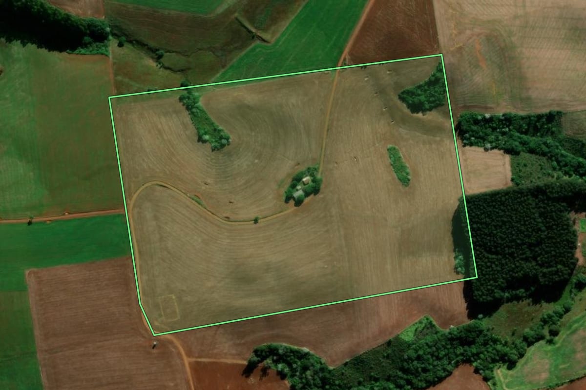 Imagem de satélite do imóvel rural em Turvo (PR), com o contorno declarado no CAR desenhado por cima.