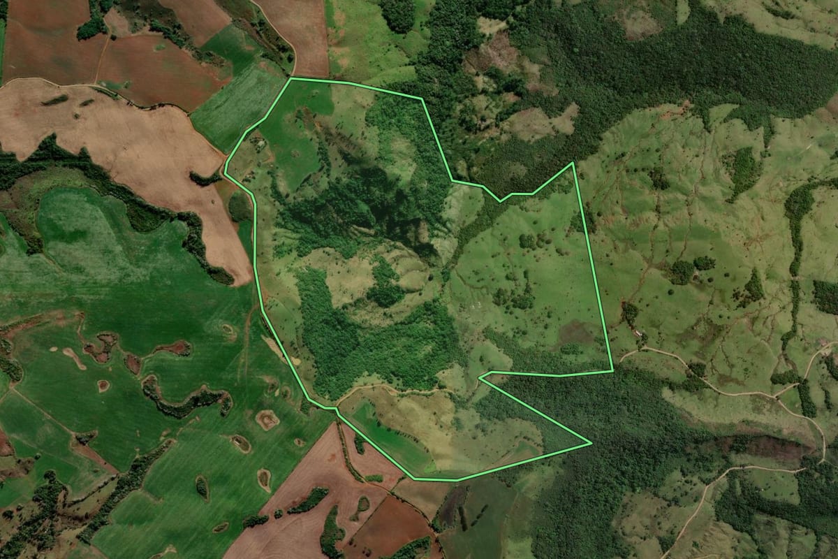 Imagem de satélite do imóvel rural em Turvo (PR), com o contorno declarado no CAR desenhado por cima.