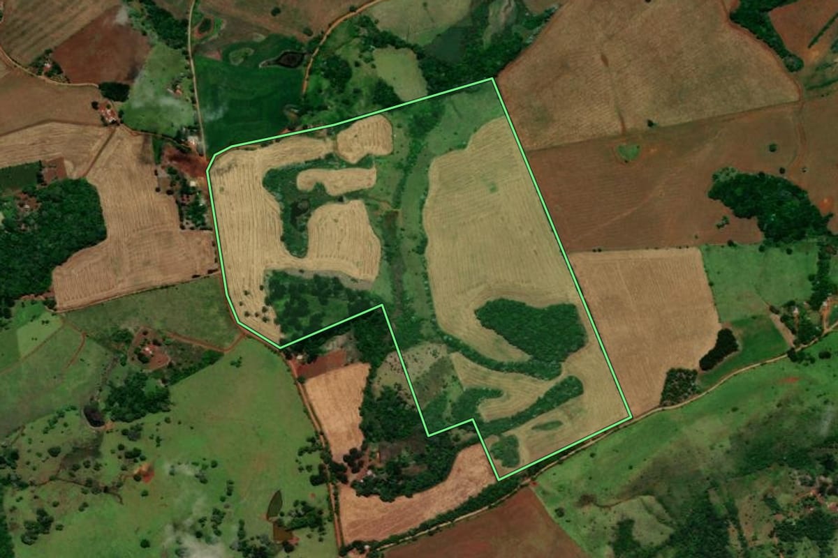 Imagem de satélite do imóvel rural em Turvo (PR), com o contorno declarado no CAR desenhado por cima.