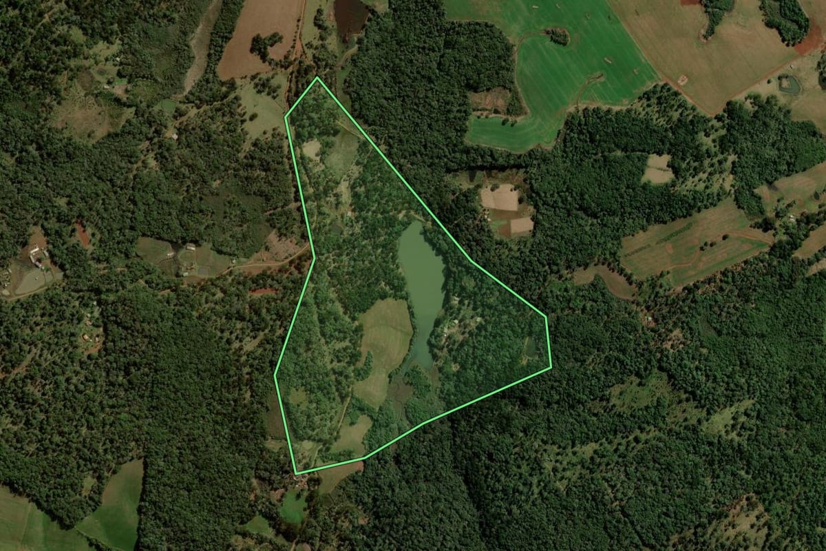 Imagem de satélite do imóvel rural em Turvo (PR), com o contorno declarado no CAR desenhado por cima.