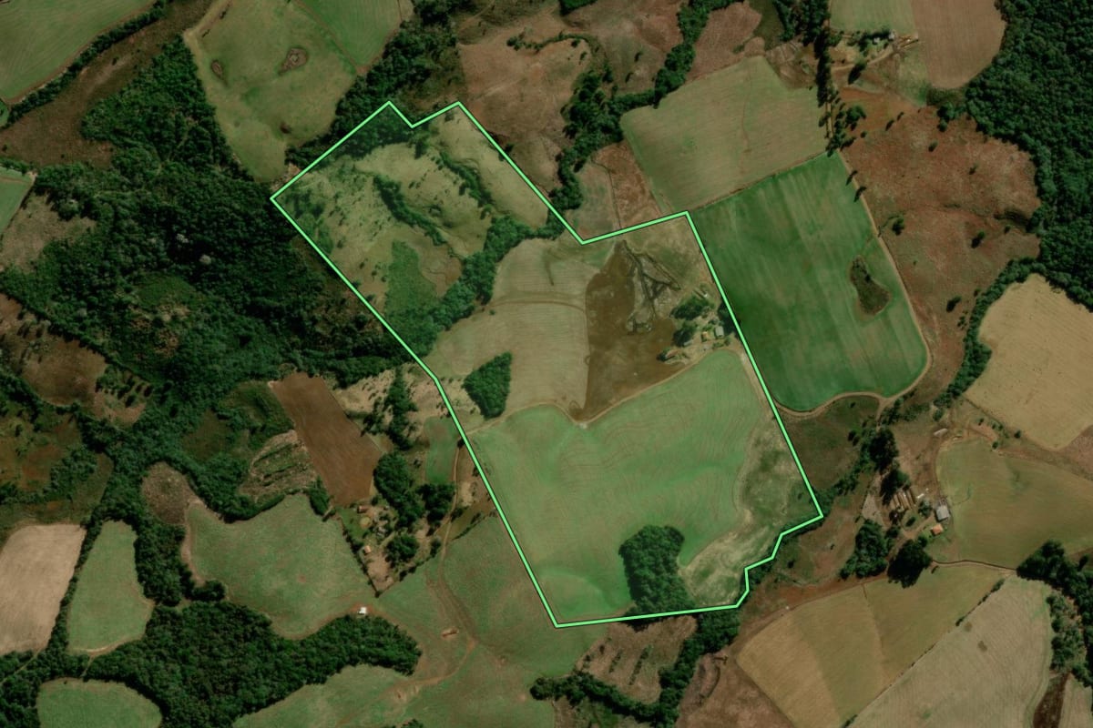 Imagem de satélite do imóvel rural em Turvo (PR), com o contorno declarado no CAR desenhado por cima.