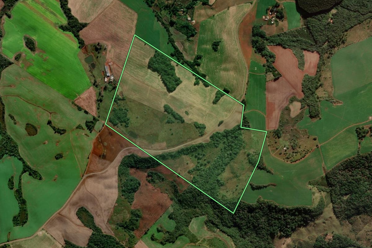 Imagem de satélite do imóvel rural em Turvo (PR), com o contorno declarado no CAR desenhado por cima.