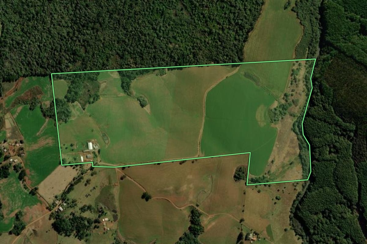 Imagem de satélite do imóvel rural em Turvo (PR), com o contorno declarado no CAR desenhado por cima.