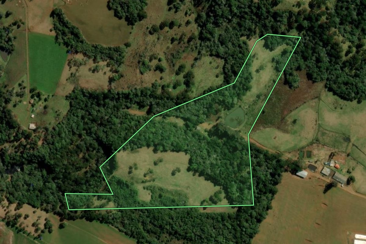 Imagem de satélite do imóvel rural em Turvo (PR), com o contorno declarado no CAR desenhado por cima.
