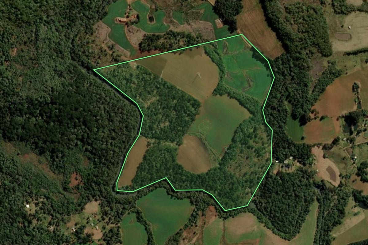 Imagem de satélite do imóvel rural em Turvo (PR), com o contorno declarado no CAR desenhado por cima.