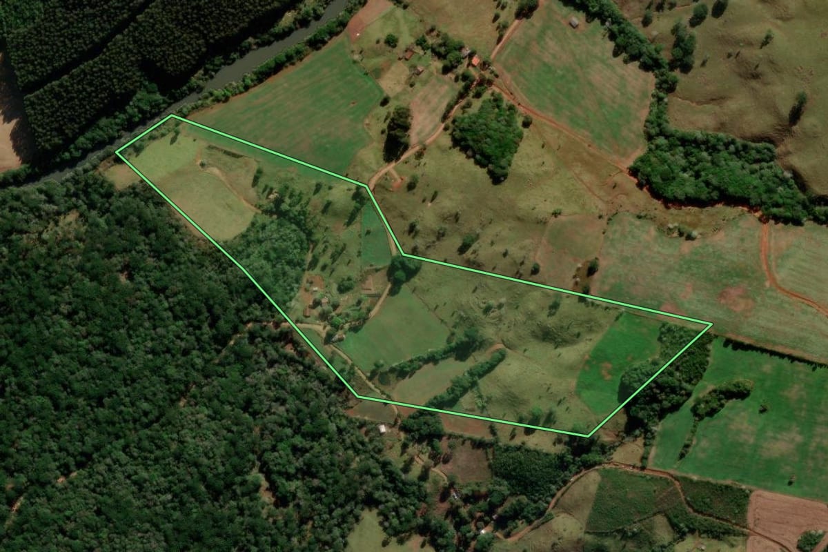 Imagem de satélite do imóvel rural em Turvo (PR), com o contorno declarado no CAR desenhado por cima.
