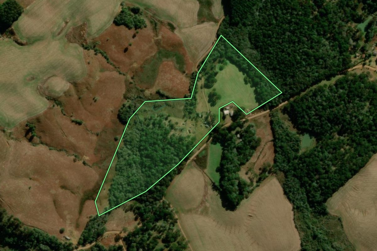 Imagem de satélite do imóvel rural em Turvo (PR), com o contorno declarado no CAR desenhado por cima.