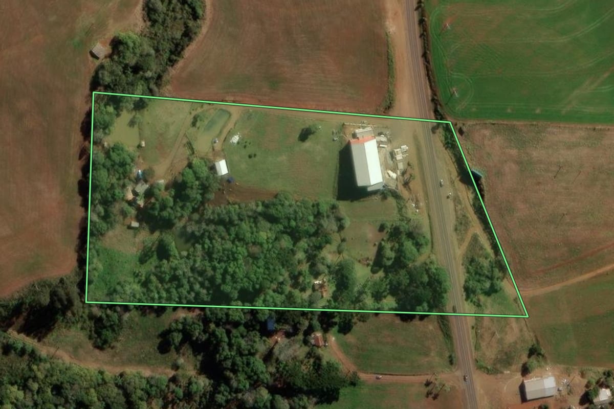 Imagem de satélite do imóvel rural em Turvo (PR), com o contorno declarado no CAR desenhado por cima.
