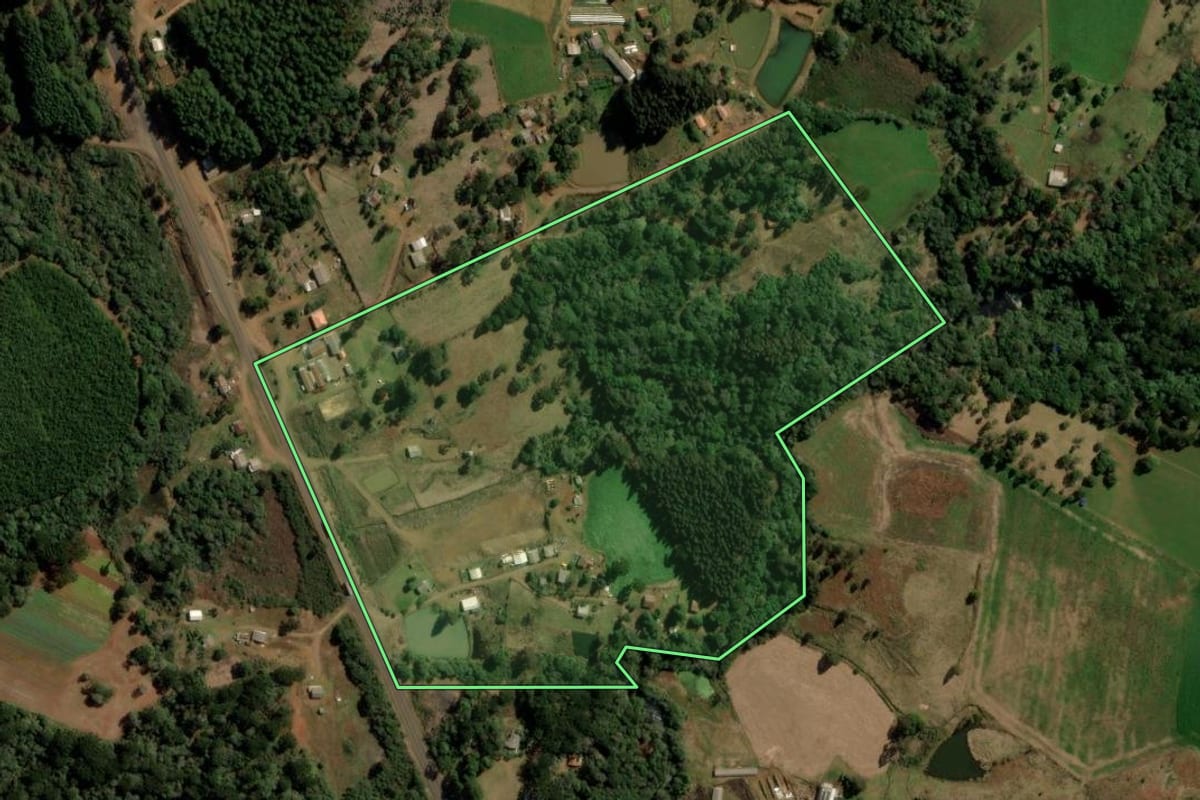 Imagem de satélite do imóvel rural em Turvo (PR), com o contorno declarado no CAR desenhado por cima.