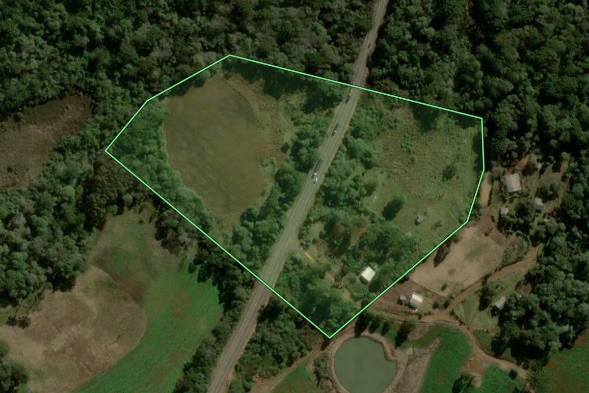 Imagem de satélite do imóvel rural em Turvo (PR), com o contorno declarado no CAR desenhado por cima.