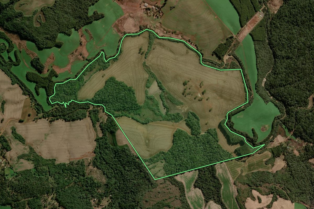 Imagem de satélite do imóvel rural em Turvo (PR), com o contorno declarado no CAR desenhado por cima.