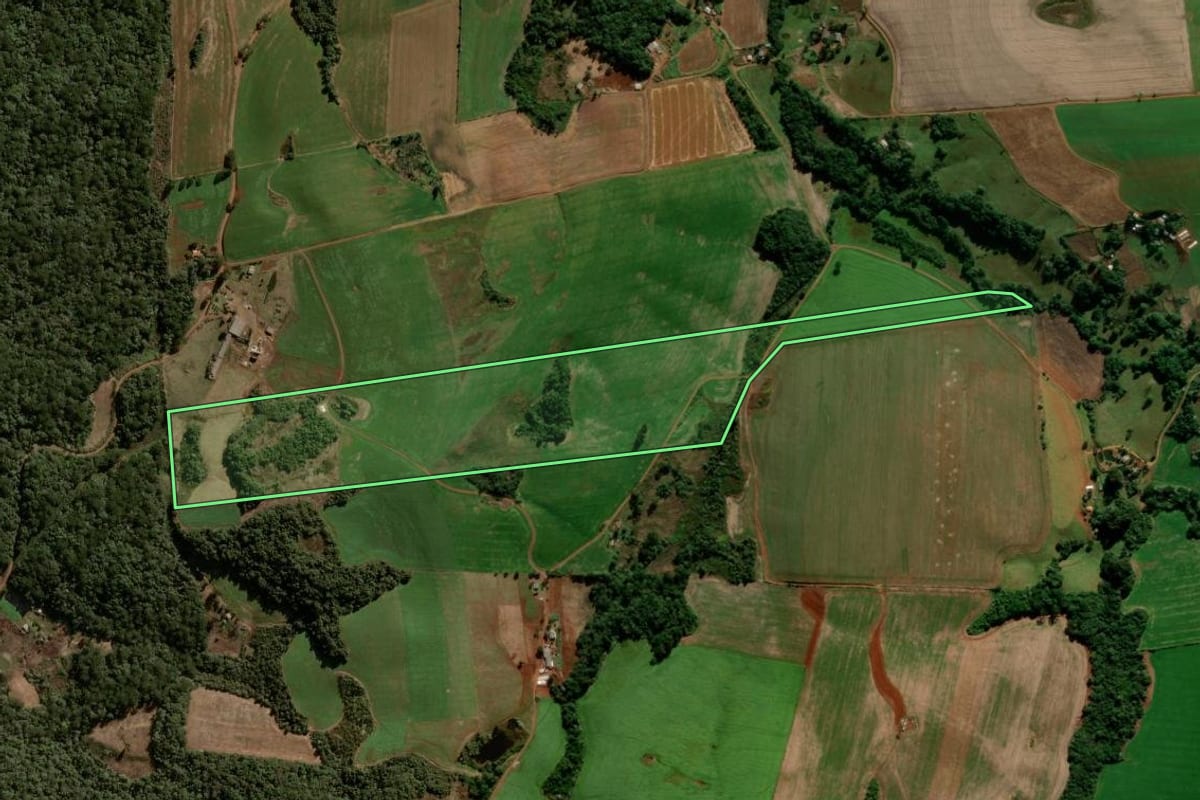 Imagem de satélite do imóvel rural em Turvo (PR), com o contorno declarado no CAR desenhado por cima.