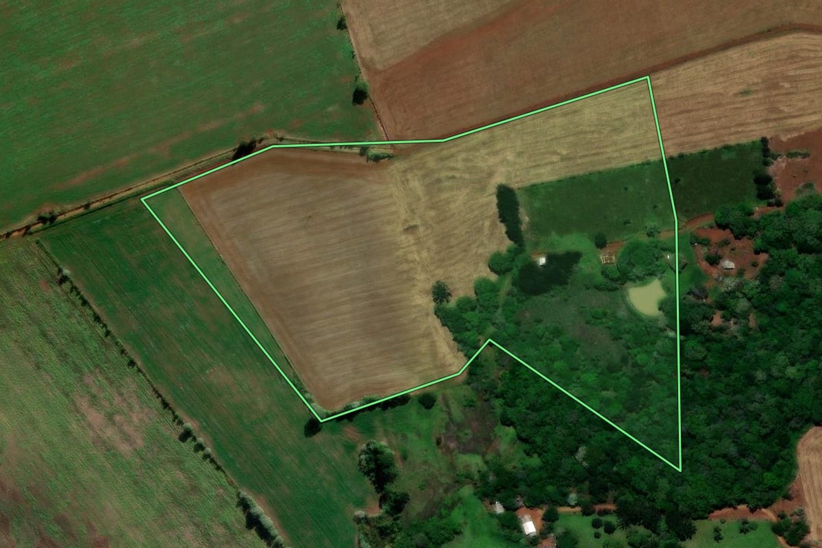 Imagem de satélite do imóvel rural em Turvo (PR), com o contorno declarado no CAR desenhado por cima.