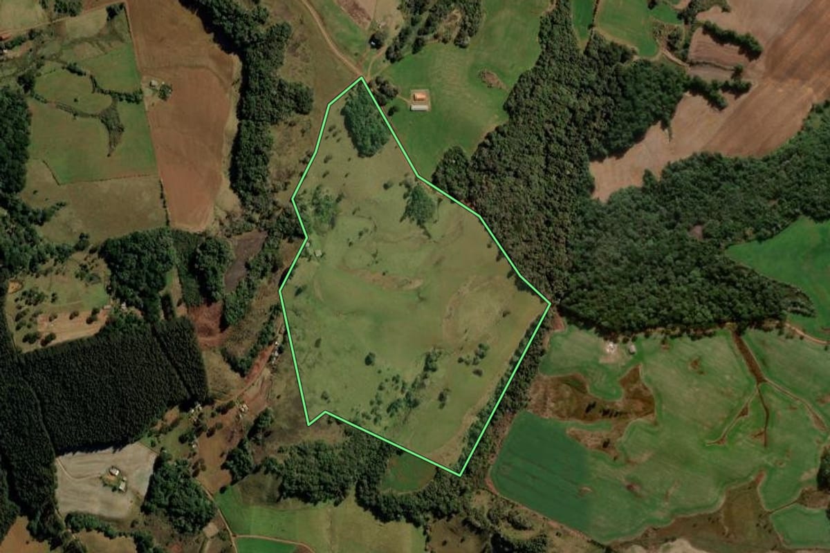 Imagem de satélite do imóvel rural em Turvo (PR), com o contorno declarado no CAR desenhado por cima.