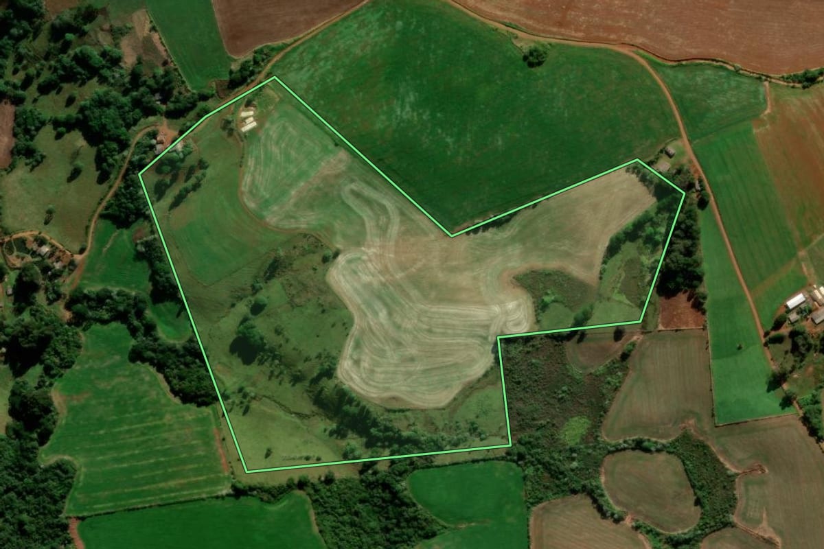 Imagem de satélite do imóvel rural em Turvo (PR), com o contorno declarado no CAR desenhado por cima.