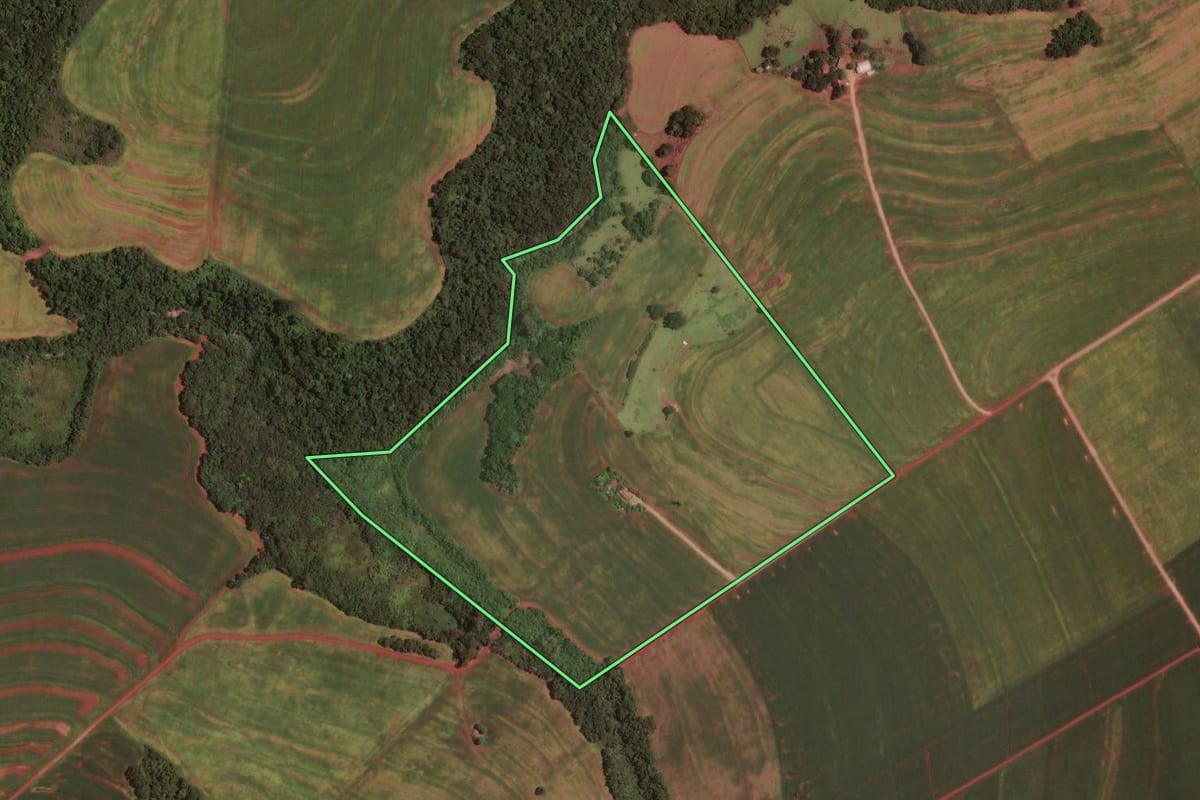 Imagem de satélite do imóvel rural em Ubiratã (PR), com o contorno declarado no CAR desenhado por cima.