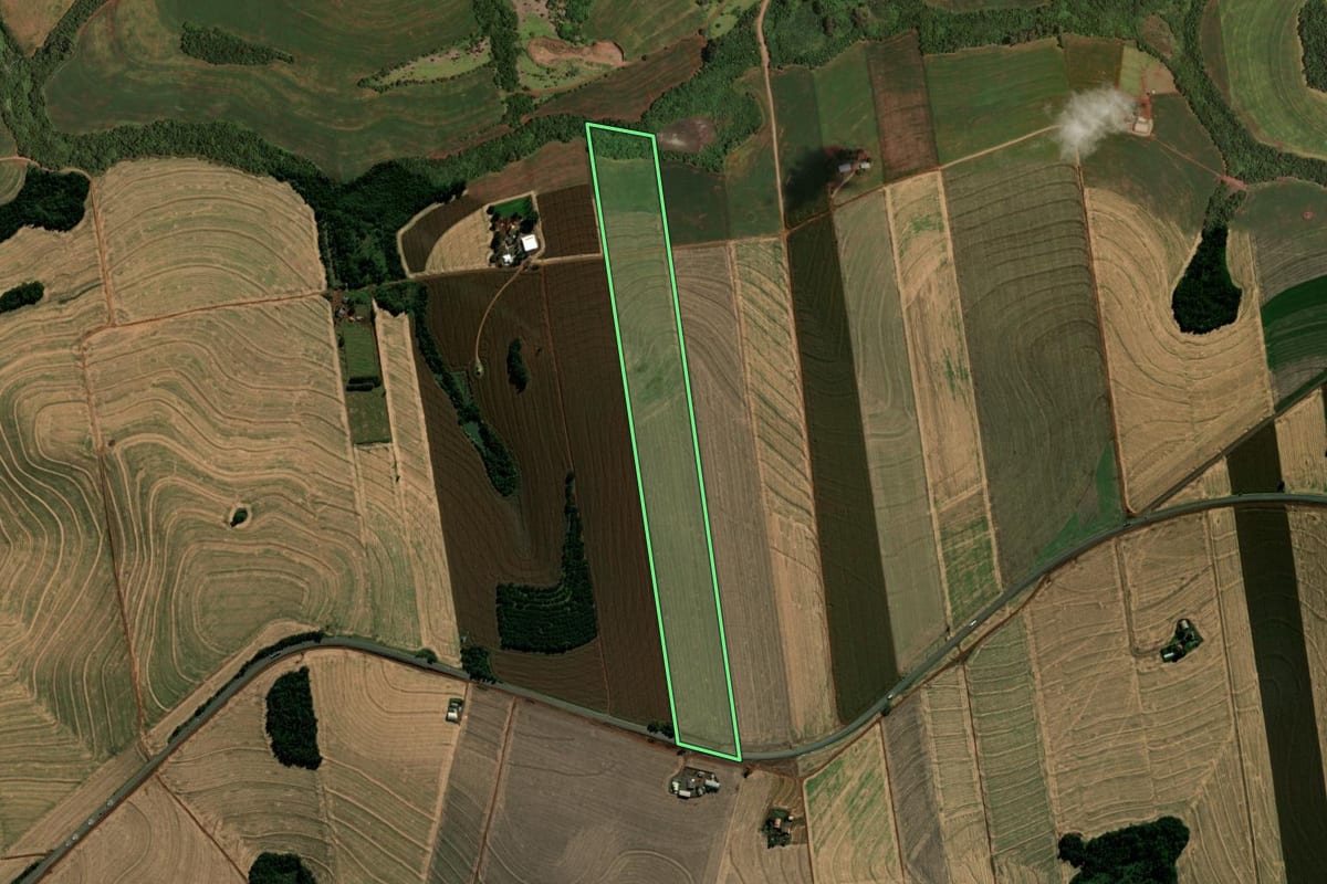 Imagem de satélite do imóvel rural em Ubiratã (PR), com o contorno declarado no CAR desenhado por cima.