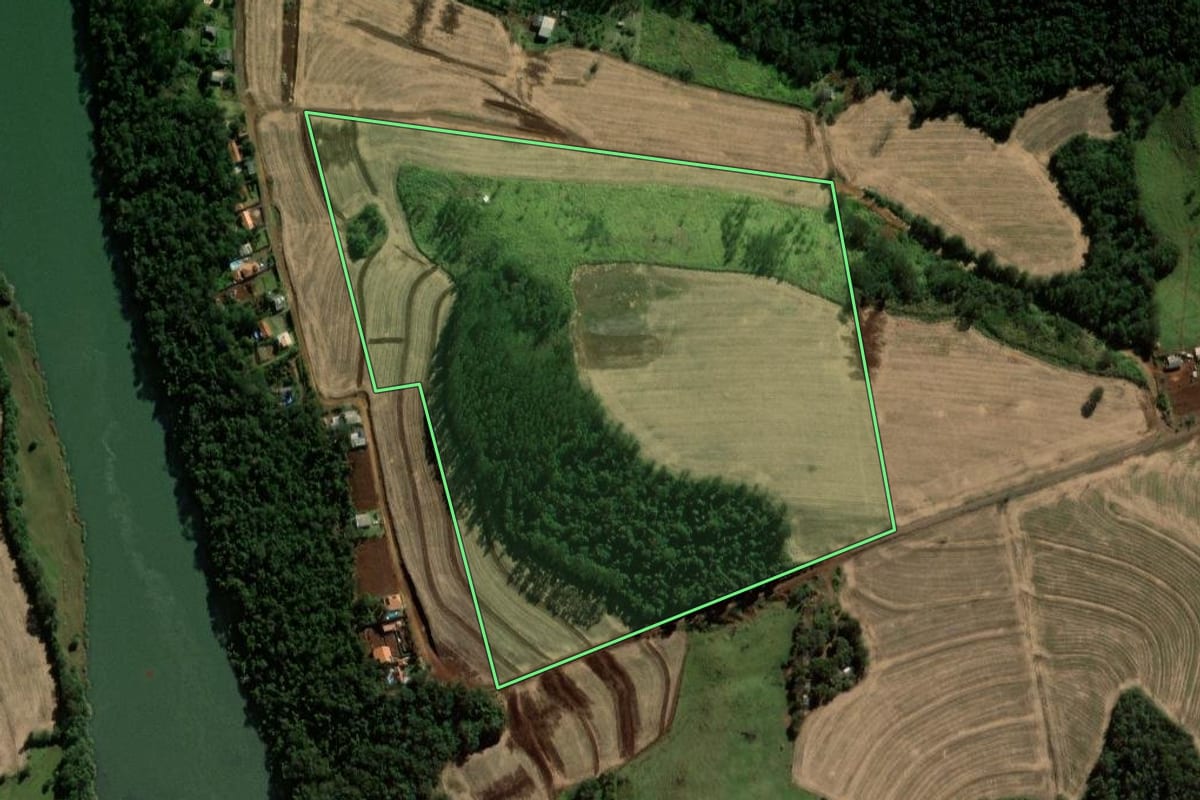 Imagem de satélite do imóvel rural em Ubiratã (PR), com o contorno declarado no CAR desenhado por cima.