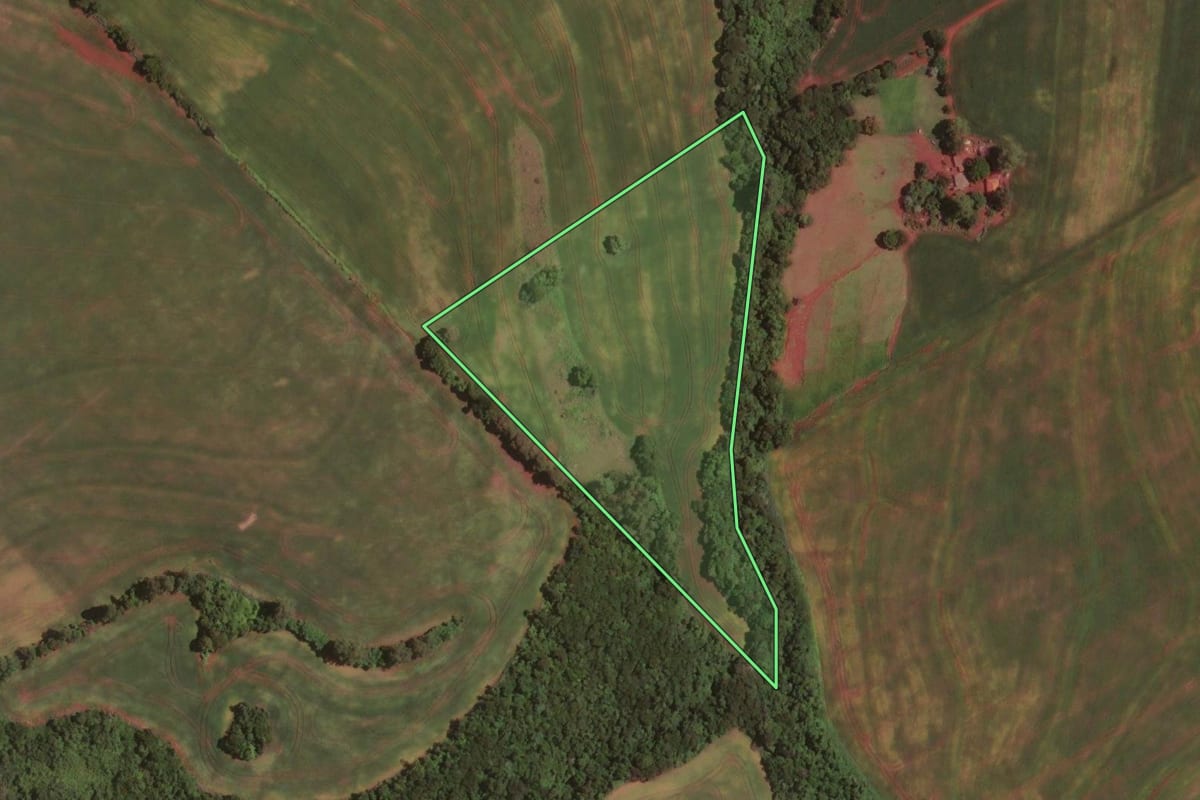 Imagem de satélite do imóvel rural em Ubiratã (PR), com o contorno declarado no CAR desenhado por cima.