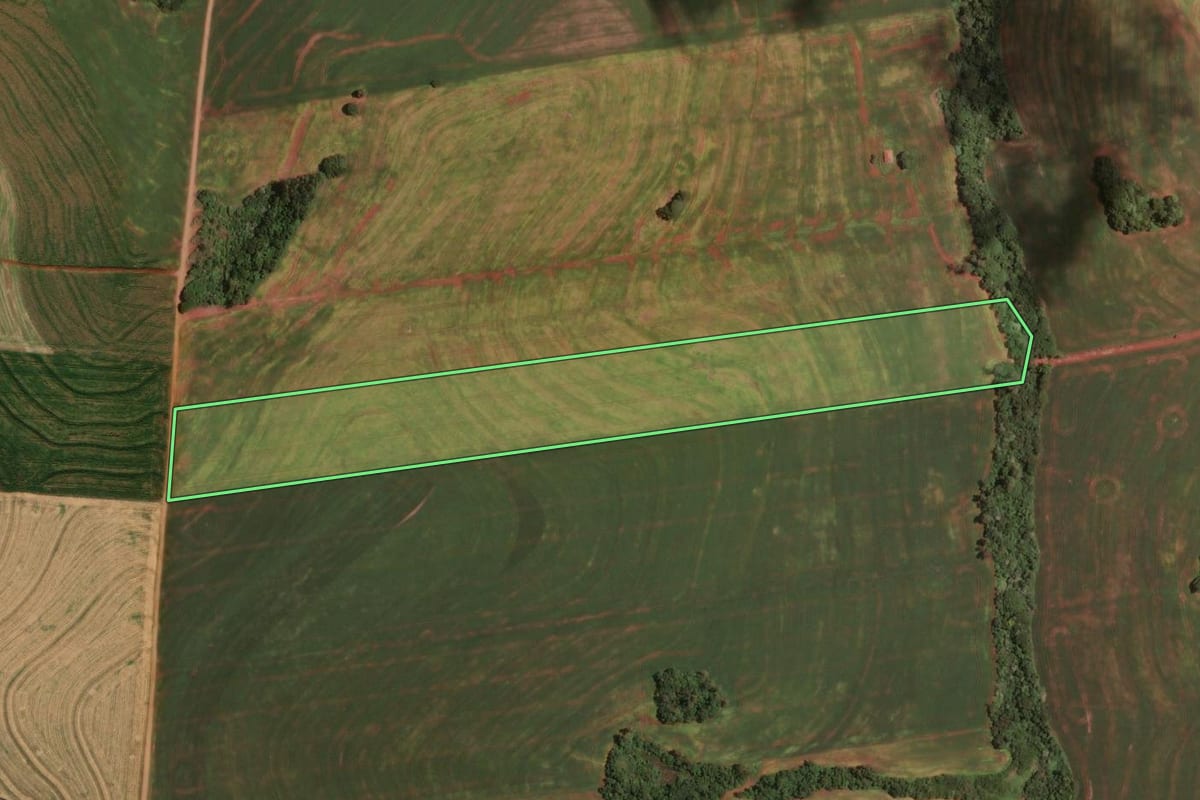 Imagem de satélite do imóvel rural em Ubiratã (PR), com o contorno declarado no CAR desenhado por cima.