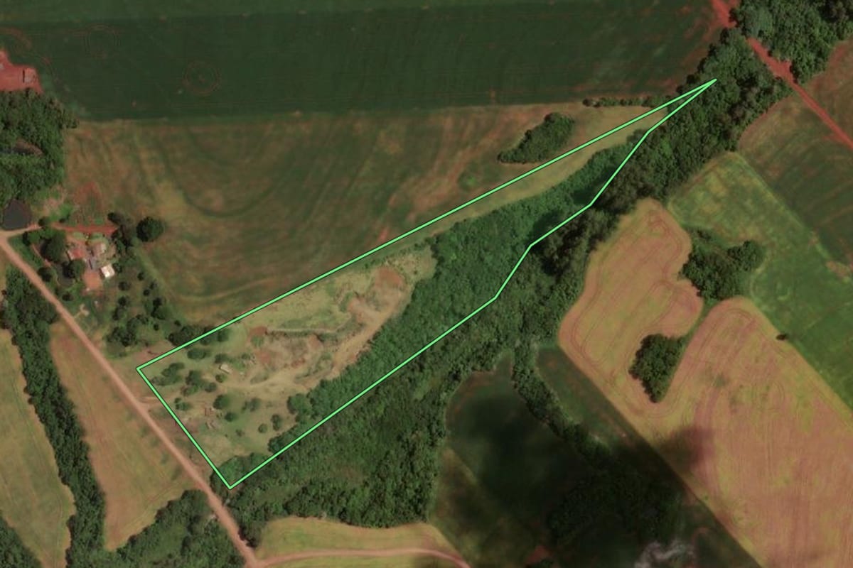 Imagem de satélite do imóvel rural em Ubiratã (PR), com o contorno declarado no CAR desenhado por cima.