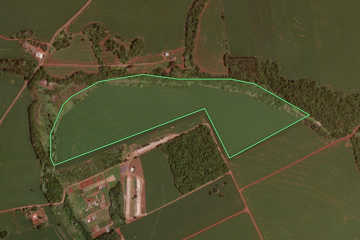Imagem de satélite do imóvel rural em Ubiratã (PR), com o contorno declarado no CAR desenhado por cima.