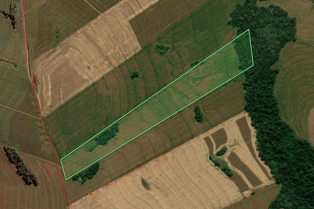 Imagem de satélite do imóvel rural em Ubiratã (PR), com o contorno declarado no CAR desenhado por cima.