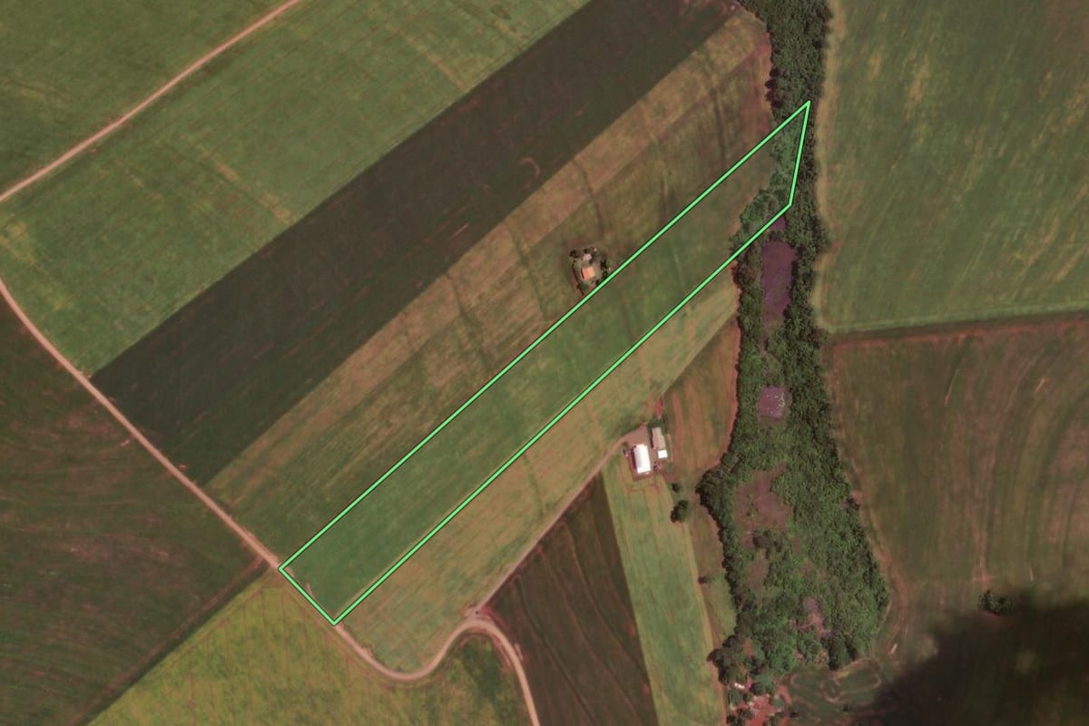 Imagem de satélite do imóvel rural em Ubiratã (PR), com o contorno declarado no CAR desenhado por cima.
