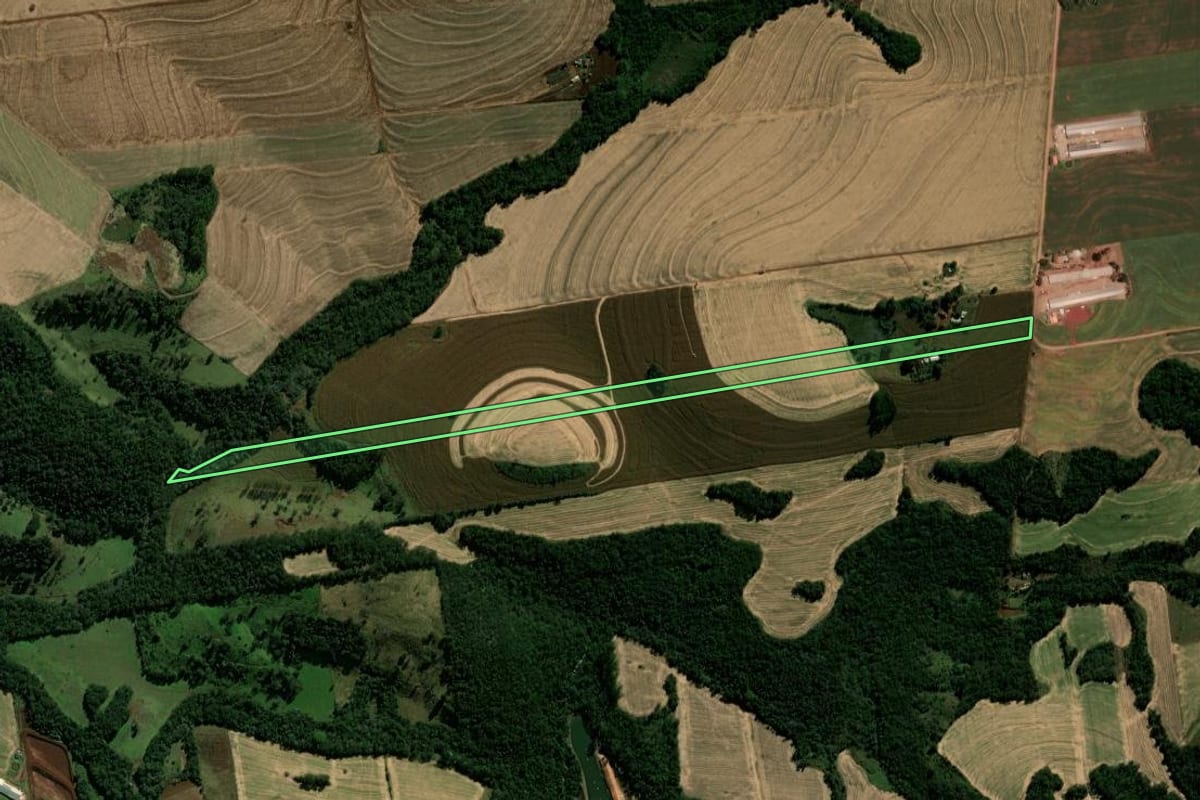 Imagem de satélite do imóvel rural em Ubiratã (PR), com o contorno declarado no CAR desenhado por cima.
