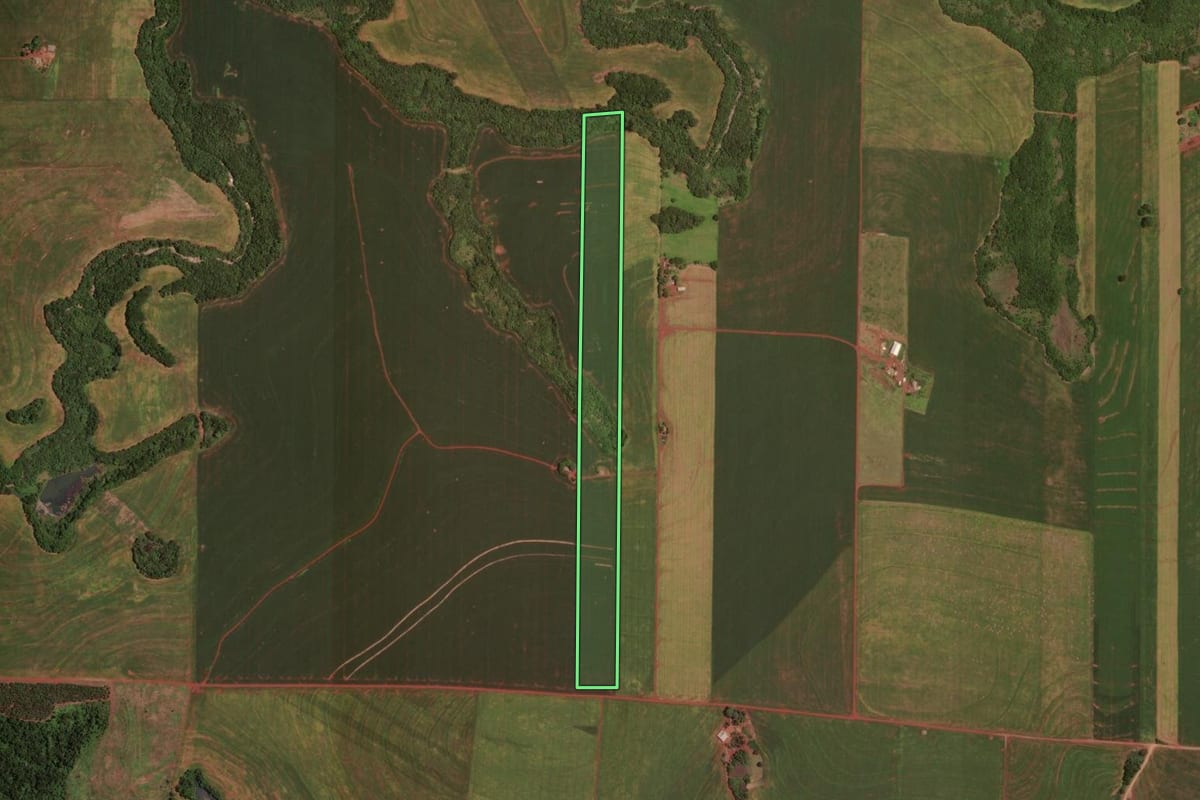 Imagem de satélite do imóvel rural em Ubiratã (PR), com o contorno declarado no CAR desenhado por cima.