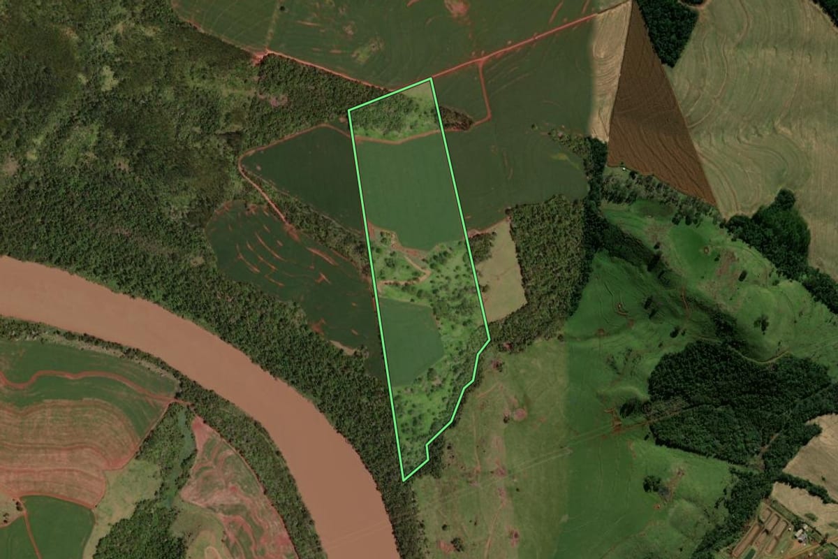 Imagem de satélite do imóvel rural em Ubiratã (PR), com o contorno declarado no CAR desenhado por cima.