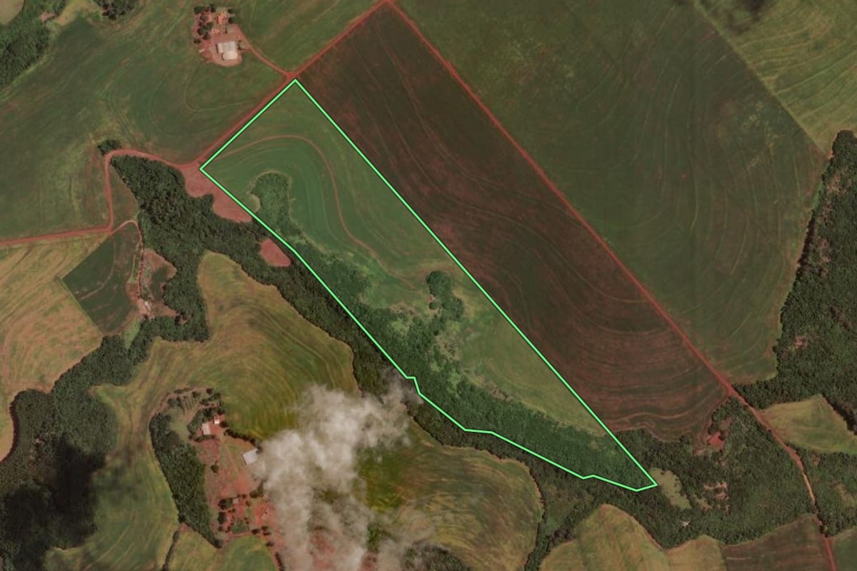 Imagem de satélite do imóvel rural em Ubiratã (PR), com o contorno declarado no CAR desenhado por cima.