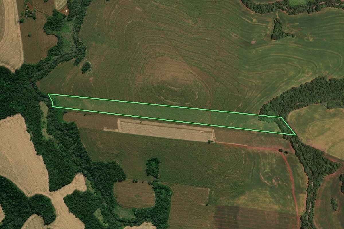 Imagem de satélite do imóvel rural em Ubiratã (PR), com o contorno declarado no CAR desenhado por cima.