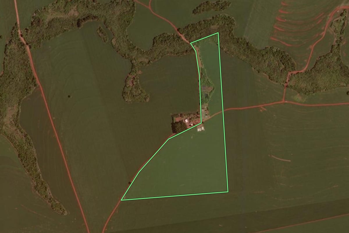 Imagem de satélite do imóvel rural em Ubiratã (PR), com o contorno declarado no CAR desenhado por cima.